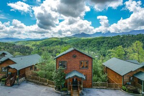 Exterior - Stunning Views ⭐️ Downtown Gatlinburg ⭐️ Hot Tub ⭐️ Pet Friendly ⭐️ New Listing ⭐️ (Gatlinburg)
