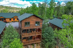 Exterior - Stunning Views ⭐️ Downtown Gatlinburg ⭐️ Hot Tub ⭐️ Pet Friendly ⭐️ New Listing ⭐️ (Gatlinburg)