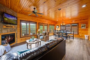 Smart TV - Stunning Views ⭐️ Downtown Gatlinburg ⭐️ Hot Tub ⭐️ Pet Friendly ⭐️ New Listing ⭐️ (Gatlinburg)