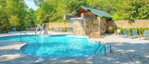 Outdoor pool - Stunning Views ⭐️ Downtown Gatlinburg ⭐️ Hot Tub ⭐️ Pet Friendly ⭐️ New Listing ⭐️ (Gatlinburg)