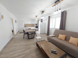 تلفزيون بشاشة مسطحة، برامج وأفلام نتفليكس، تنس طاولة، خدمات بث