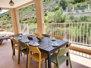 تناول الطعام بالخارج