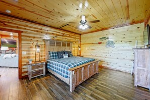 6 bedrooms, desk, iron/ironing board, travel cot