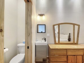 Ducha y bañera combinadas, secador de pelo, toallas y champú