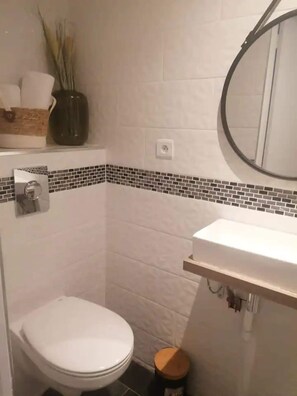 Dusche, Haartrockner, Handtücher, Toilettenpapier