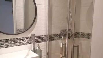 Een douche, een haardroger, handdoeken, toiletpapier