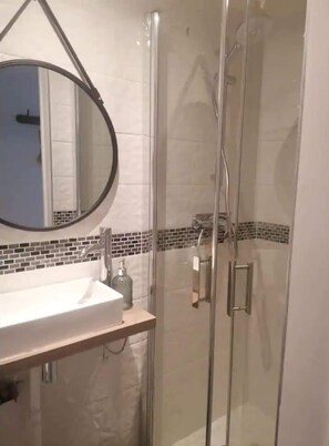 Dusche, Haartrockner, Handtücher, Toilettenpapier