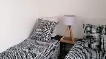 1 slaapkamer, een strijkplank/strijkijzer, reisbedje, gratis wifi