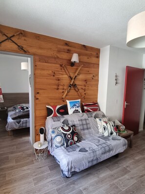 2 quartos, ferros/tábuas de passar roupa, berço de viagem