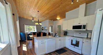 Meadow View Guest House, covered parking and only 10 minutes from ski hill