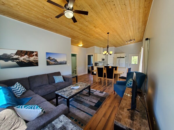 Smart-TV, DVD-Player, BĂŒcher