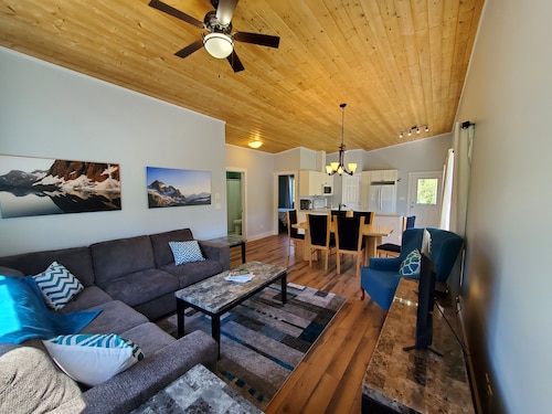 Meadow View Guest House, covered parking and only 10 minutes from ski hill