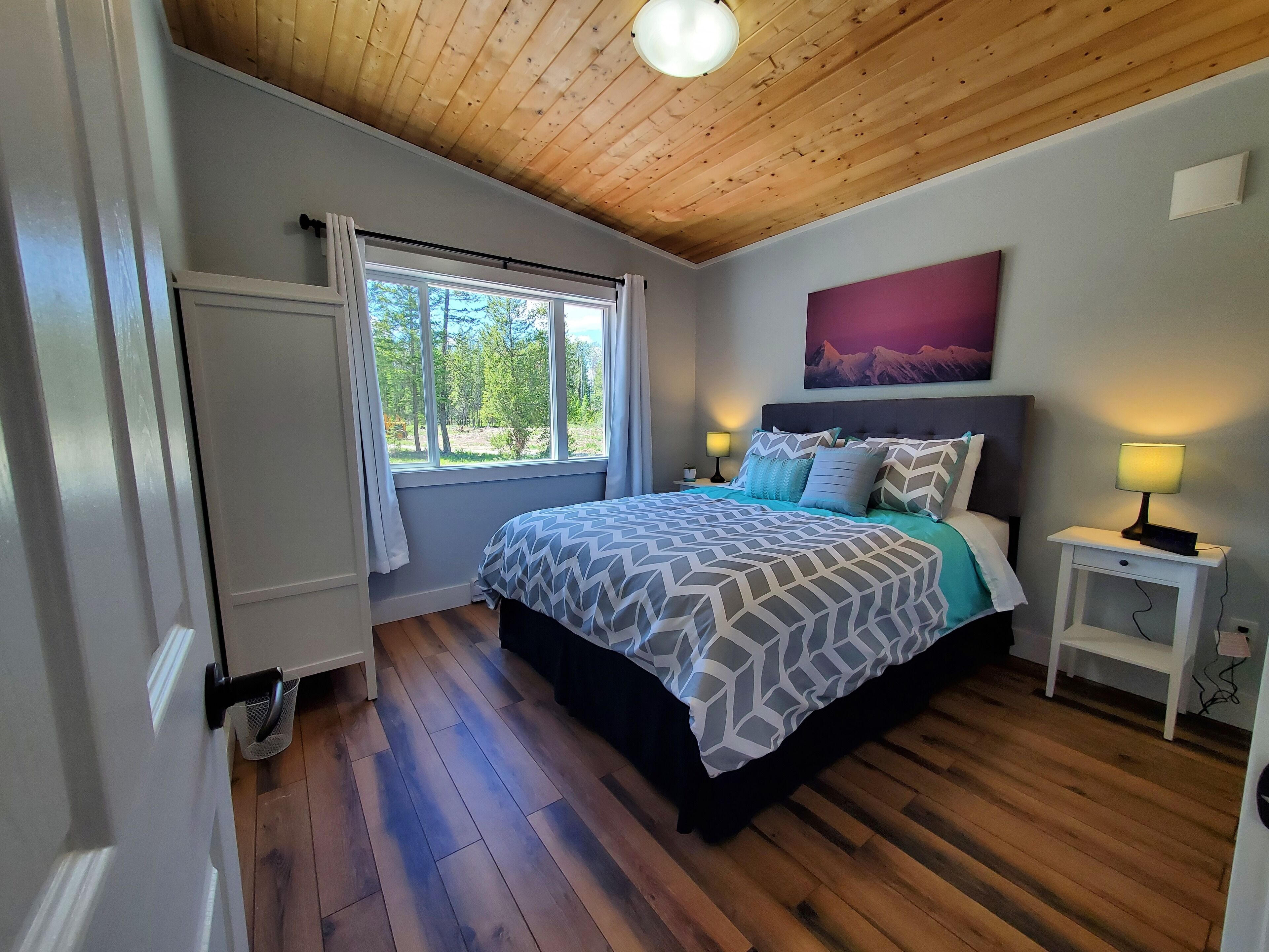 Meadow View Guest House, covered parking and only 10 minutes from ski hill