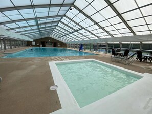 Indoor pool, a heated pool - Eagle Mountain River Retreat 4/3 Pool Table, Jacuzzi & more (Ellijay)