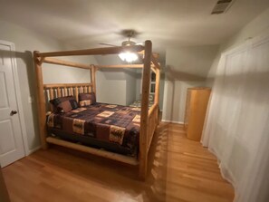 4 bedrooms, iron/ironing board, WiFi, bed sheets - Eagle Mountain River Retreat 4/3 Pool Table, Jacuzzi & more (Ellijay)
