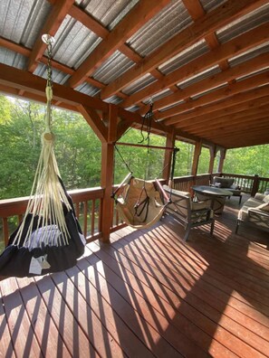 Outdoor dining - Eagle Mountain River Retreat 4/3 Pool Table, Jacuzzi & more (Ellijay)