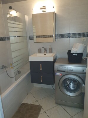 Badewanne, Haartrockner, Handtücher