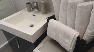 Badkar, hÄrtork och handdukar