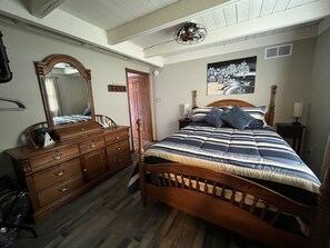 3 bedrooms, desk, free WiFi, bed sheets - Lake view house with private pier lake access (Knox)