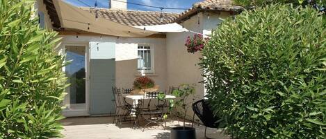 تناول الطعام بالخارج