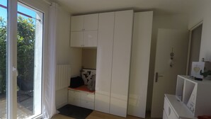Makuuhuoneessa on liukuovikaappi, pieni työpöytä, sänky ja ikkuna, josta on näkymä vehreään maisemaan.