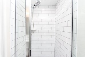 Duschwanne, Haartrockner, Seife, Toilettenpapier
