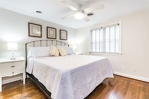 2 bedrooms, iron/ironing board, travel cot, free WiFi - Perfect Townhome near the Village, downtown, NC State (Raleigh)