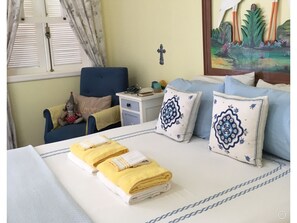 6 dormitorios, tabla de planchar con plancha, cuna de viaje