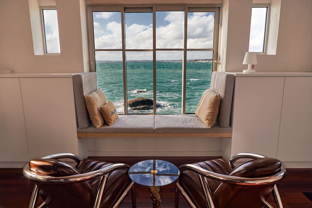 Overlook the Atlantic from the "Maison du Douanier" as if from a boat!