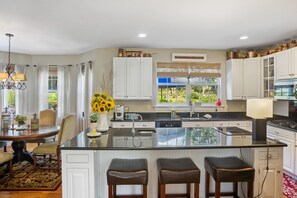 Fridge, microwave, oven, stovetop - Hamptons Summer Rental - secluded pool + 5 minutes to beach (East Quogue)