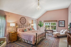 5 bedrooms, iron/ironing board, WiFi, bed sheets - Hamptons Summer Rental - secluded pool + 5 minutes to beach (East Quogue)