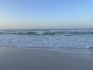 Une plage où les vagues se brisent près du rivage.
