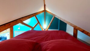 2 bedrooms, travel cot, free WiFi, bed sheets
