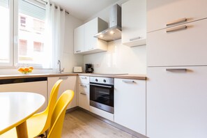 Kühlschrank, Mikrowelle, Ofen, Geschirrspüler