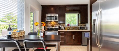 ثلاجة، ميكروويف، فرن، موقد طهي مسطح