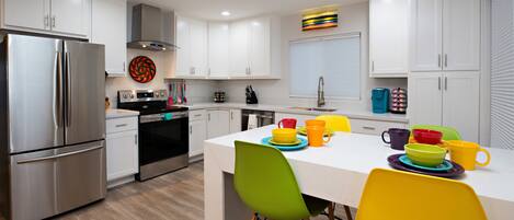 Full-size fridge, microwave, oven, stovetop