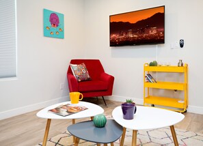 Téléviseur connecté, table de baby-foot, table de ping-pong, livres