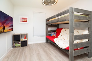 3 chambres, bureau, fer et planche à repasser, accès au Wi-Fi (inclus)