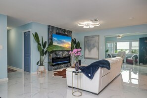 Smart TV, fireplace