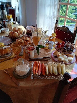 Free daily buffet breakfast - Pousada Village Pôr do Sol (Campos do Jordão)