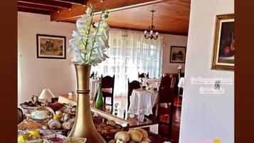 Café da manhã com buffet grátis todos os dias
