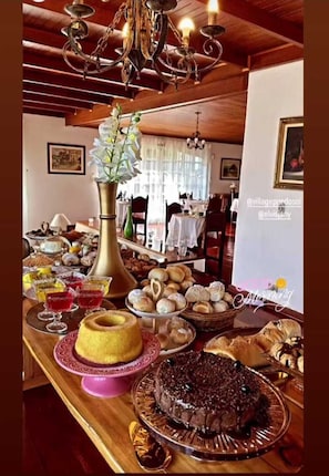 Café da manhã com buffet grátis todos os dias