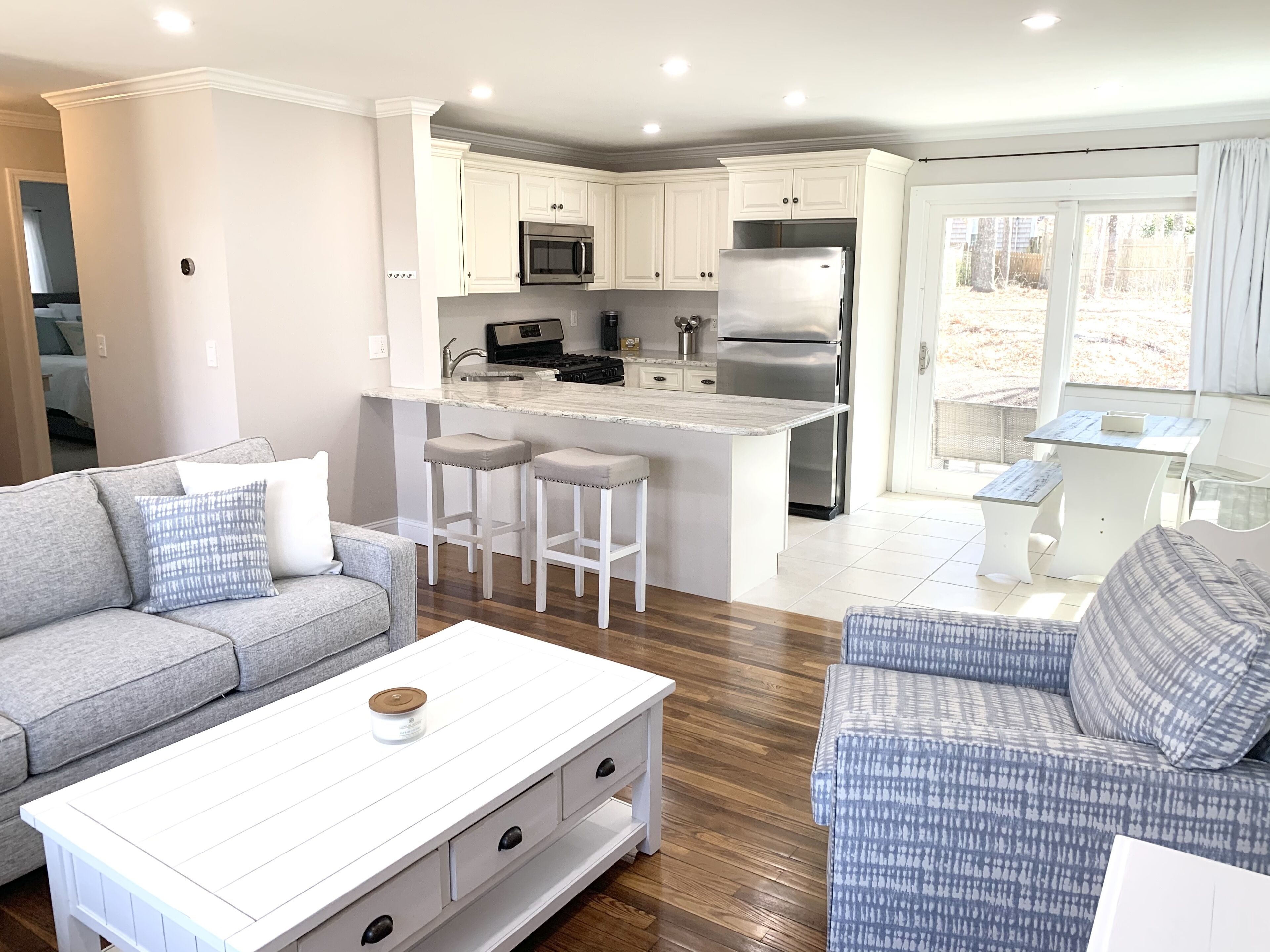 Beach House Paradise, FREE beach pass, Walk/bike to beach, deck/grill/AC