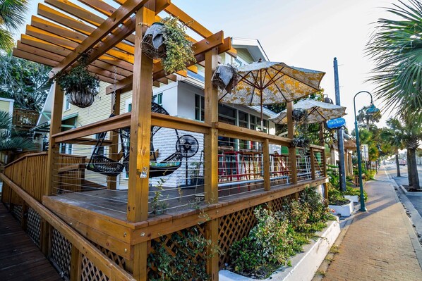 Property grounds - Tropical Breeze Getaway! Watch the Shuttles from the Balcony! New Smyrna Beach! (New Smyrna Beach)