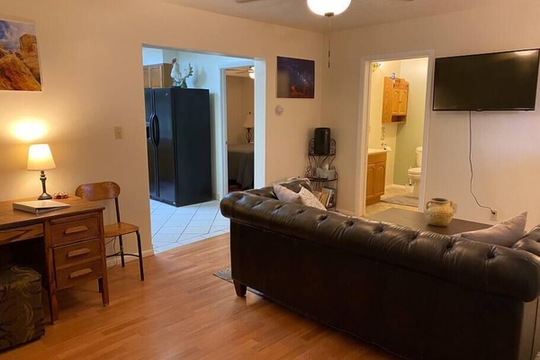 Televisor intel·ligent, taula de tennis de taula i llibres