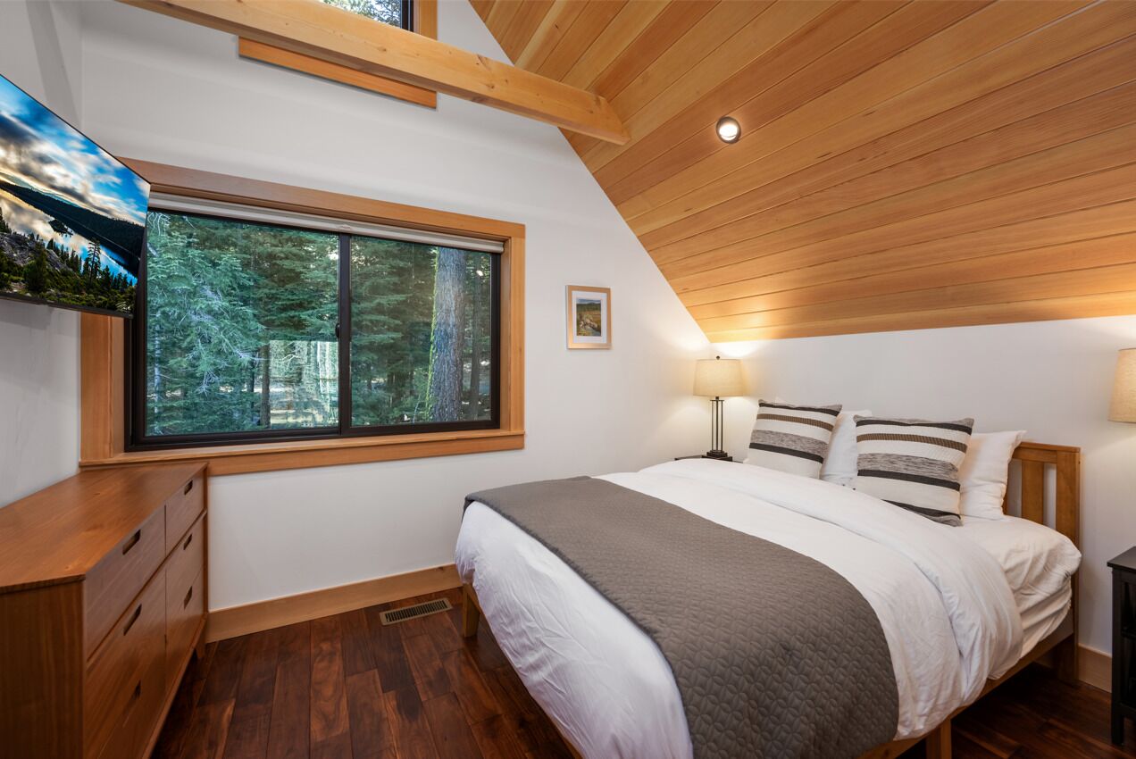 River-View Chalet 5 Minutes to Squaw Valley 10 minutes to Lake Tahoe