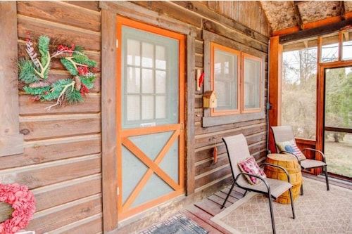 COZY CABIN AT PATOKA LAKE(in happy hollow)
