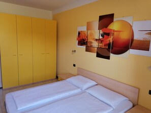2 dormitorios, cuna de viaje, wifi gratis y ropa de cama