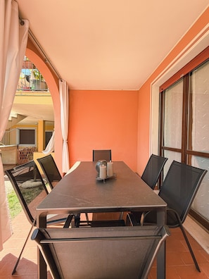 A dining area with a table, chairs, and candles. - La Meridiana App. 04 - The Perfect Spot for a Relaxing Vacation (Peschiera del Garda)