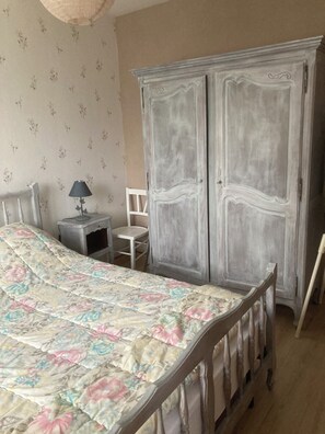 2 bedrooms, iron/ironing board, travel cot, free WiFi